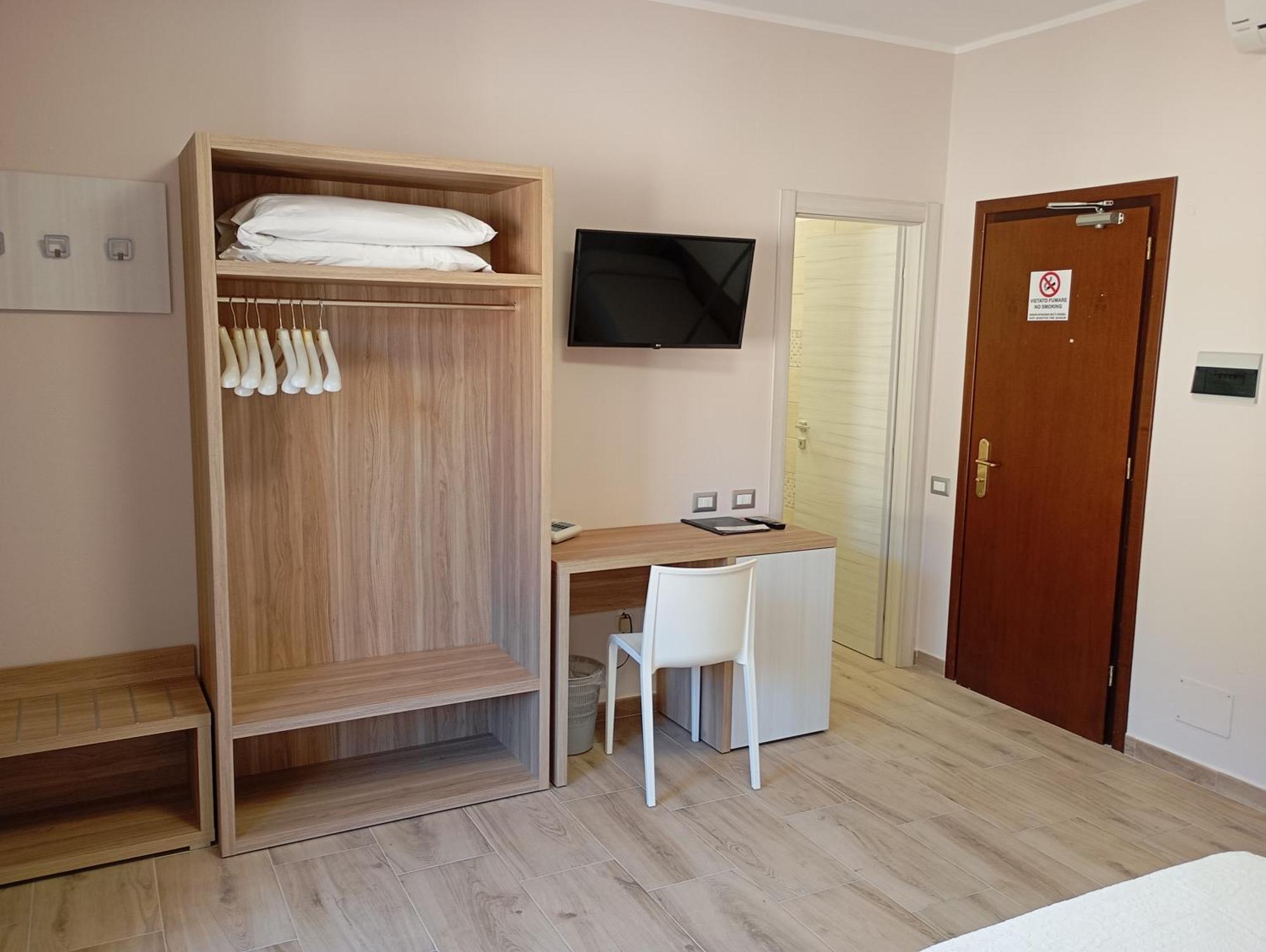 Hotel Meridiana Arbus Bagian luar foto
