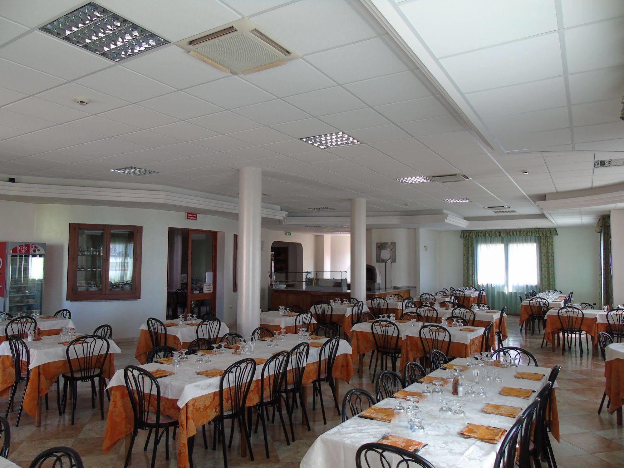 Hotel Meridiana Arbus Bagian luar foto