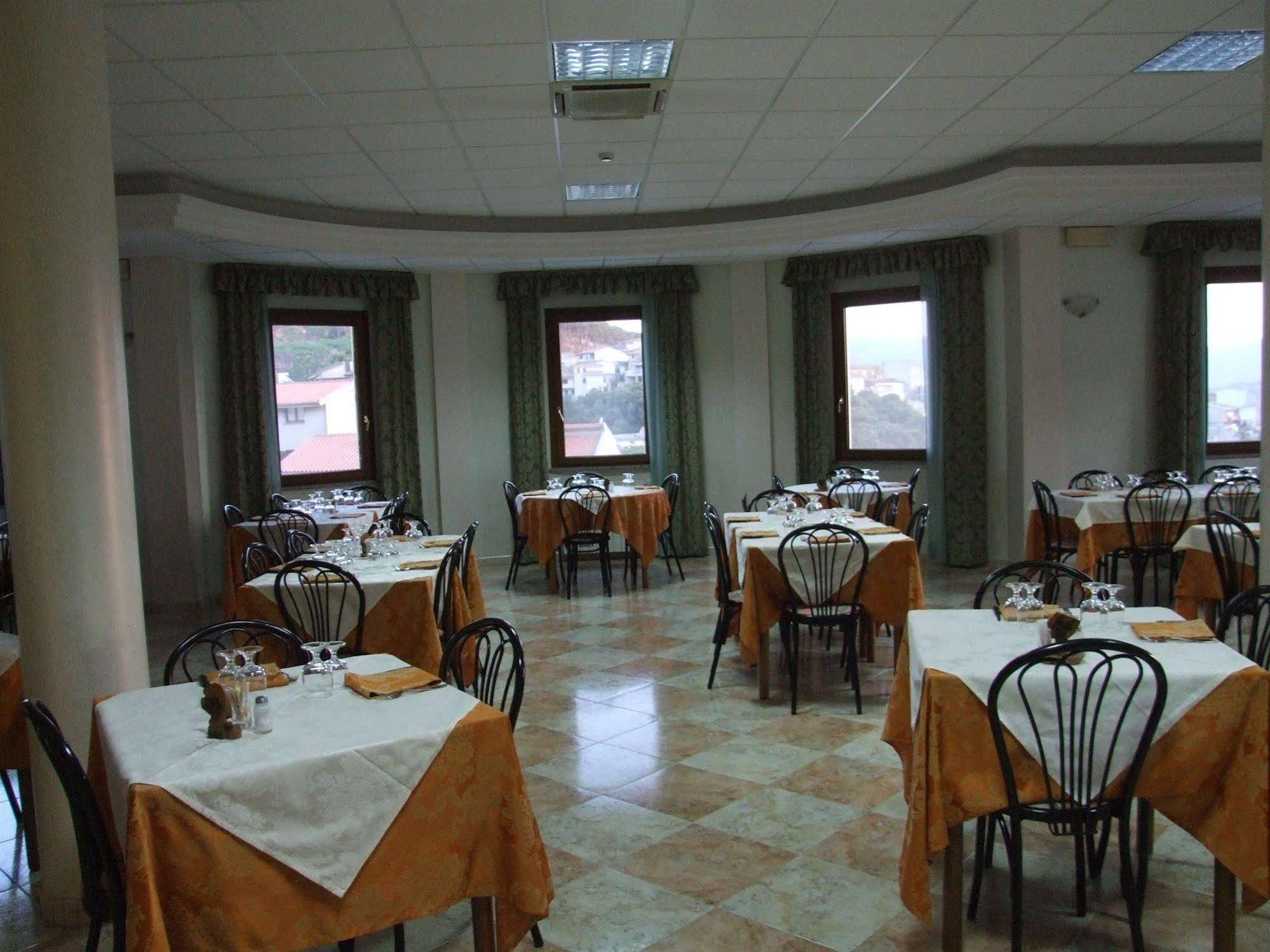 Hotel Meridiana Arbus Bagian luar foto