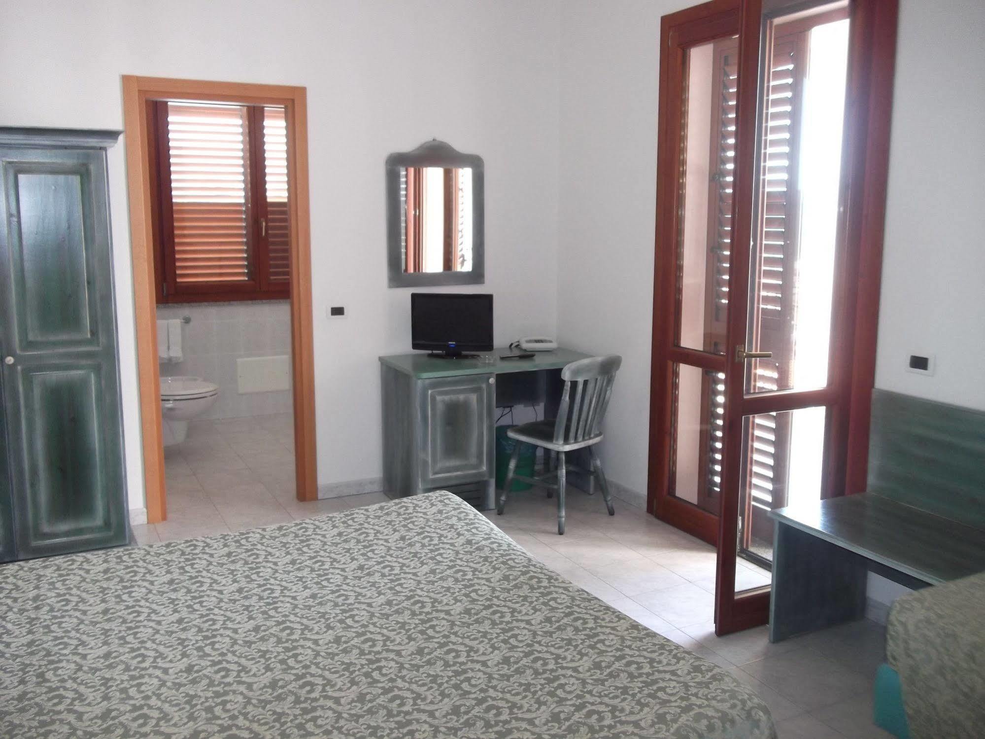 Hotel Meridiana Arbus Bagian luar foto